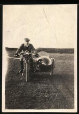 Fotografie Motorrad, Gentleman fährt Krad mit Seitenwagen 