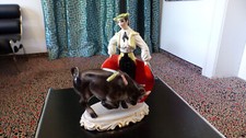 Torero mit Stier¸ Spanien 40er/50er Jahre. Porzellan sehr malerisch, perfekter