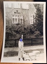 Frau mit Kinderwagen vor Haus Barbara - Bergmann ? Berlin  ? / ca. 1960er Foto