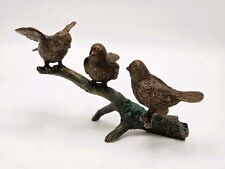 drei Spatzen auf einem Zweig