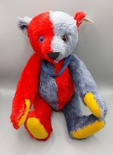 Steiff 420214 - Harlekin Teddybär ca. 32 cm mit Knopf, Fahne & Druckstimme