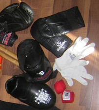 Box-Ausrüstung Boxhandschuhe Fußschützer Kickboxen Sparring Boxbandagen Stöcke