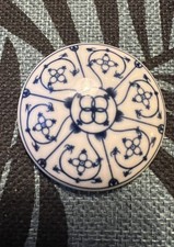 Kleiner Porzellandeckel