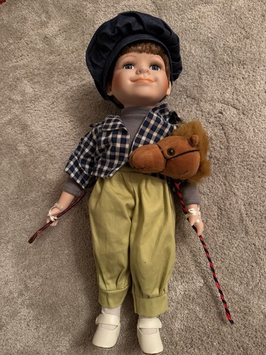 Puppe mit steckenpferd - puppe,