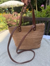 Schöne kleine Basttasche