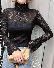 Oberteil mit Spitzenkragen in Schwarz