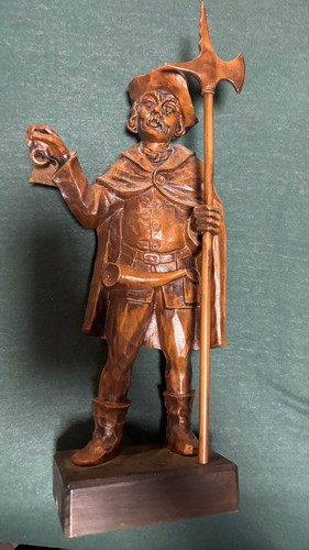 Handgeschnitzte holzfigur mit - holzfigur,