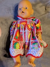 Von ZAPF: Baby Born Puppe mit Kleid - im Set mit Kindersitz/Kindertrage, wie neu