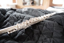 Yamaha YFL-212 Querflöte mit Transportbox, Reinigungsset, K&M Querflötenständer