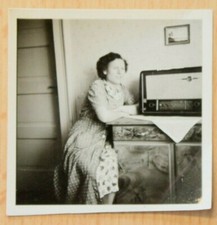 Foto 1951 Radio Woman frau Weltempfänger Schrank L4