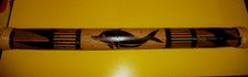 Regenmacher Delfin Bambus Musik Instrument Rainstick geschnitzt und bemalt 60 cm