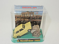 Trabant Symbol der Berliner Mauer Öffnung 9.11.1989 mit Mauerstück Mauerfall