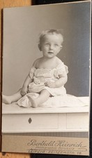 sitzendes kleines Kind - Baby / CDV Berthold Heinrich Leipzig Photogr. Borussia