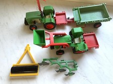 2 Traktoren Spielzeug mit Anhänger und viel Zubehör sehr guter Zustand