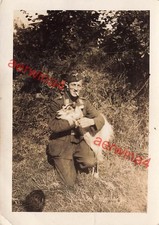 Deutscher Soldat mit Ziege in