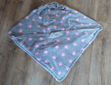 # 37 Einschlagdecke Babyschale grau mit pinken Sternen