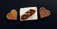 Puppenhaus Miniaturen 1:12 Backwaren KUCHEN HEFEZOPF und 2 LEBKUCHENHERZEN