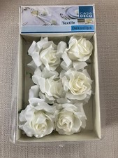 Dekoration von weißen textil Rosen-Dekoclips von Casa Deco, 6er-Set