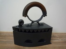 Altes Kohlebügeleisen mit Holzgriff, anthrazit  Antik  Deko + Zugabe