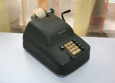 Olympia "182-030" / Antike Kurbel-Rechenmaschine / Optisch gut erhalten!