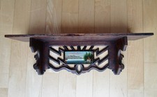 Kleines, altes Wandregal, mit alpenländischem  Bildmotiv.