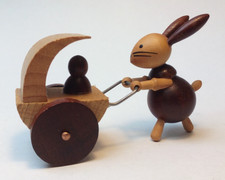 Goula - Holzfigur Hase mit Kinderwagen Holzspielzeug Spanien