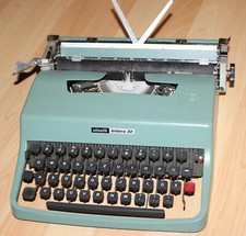 büro reise schreib maschine OLIVETTI LETTERA 32 grün alt top vintage  deko z her