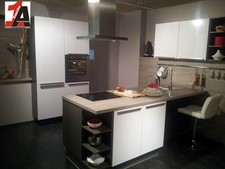 WEISS HOCHGLANZ Ausstellungsküche Messeküche mit Wandinsel und Sideboard Möbelt.