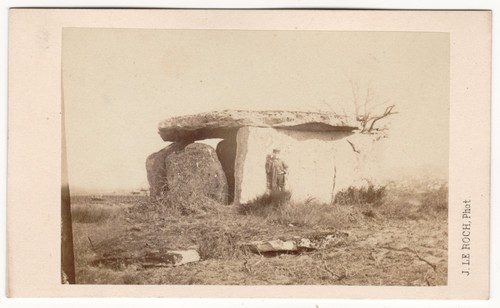 Mann vor dem dolmen - vor,
