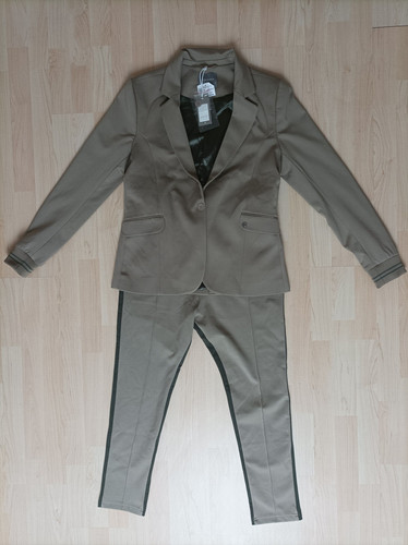 Elias rumelis leya - sport, anzug
