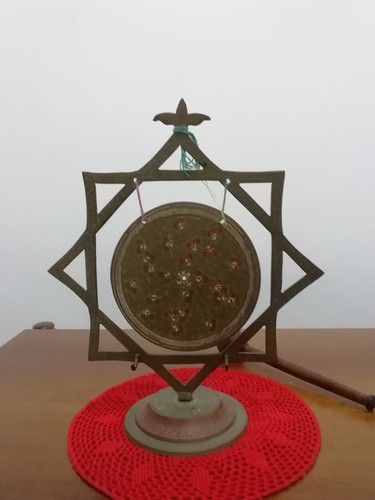 Tischgong aus messing mit - messing,