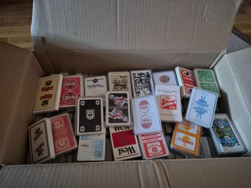 Einen karton spielkarten aus - spielkarten,