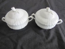 2 Suppentassen mit Deckel,  KPM, Porzellan "Rocaille", weiß,