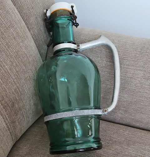 Grüne glasflasche mit - grüne,