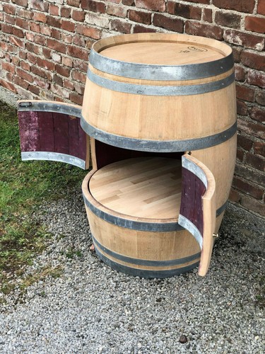 Weinfassbar mit kleinen - , türen