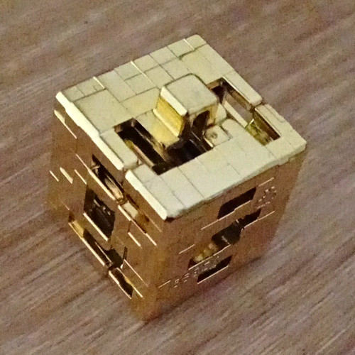 Kleiner goldfarbener