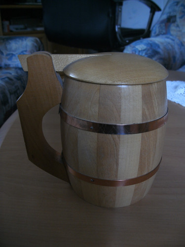 Bierkrug aus holz mit - bierkrug,