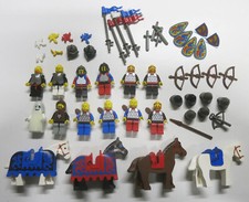 LEGO 6086 Alle Figuren + Pferde, Waffen, Schilde, Fahnen in sehr gutem Zustand