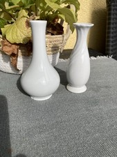 2 Kleine Blumenvasen aus Porzellan, ca. 13 cm hoch, gebraucht