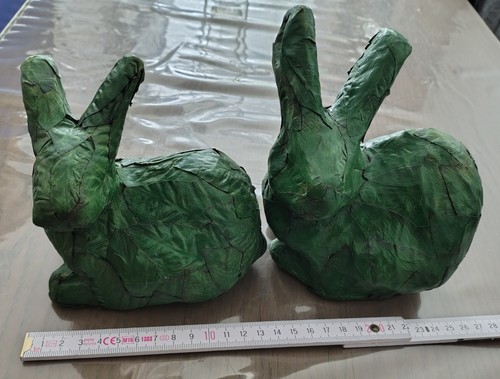Zwei pappmache hasen - pappmache,