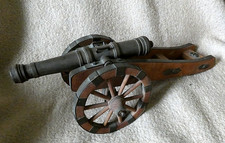 Alte Deko-Kanone Metall auf  Holzgestell 30-35 cm 