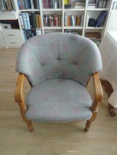 Rustikaler Sessel mit Holzarmlehnen