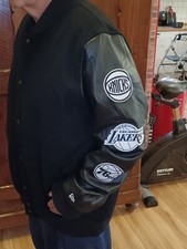 New Era – NBA Multi Team – Schwarze Jacke  College-Optik 4 XL  fällt kleiner 3XL