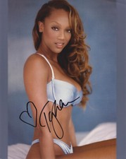 TYRA BANKS Original Autogramm signiertes 20x25 Großfoto sexy Top Portrait