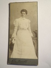 stehende junge Frau im Kleid -