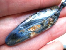 Seltener, blauer PIETERSIT, rustikaler Cabochon, gebohrt, am Band