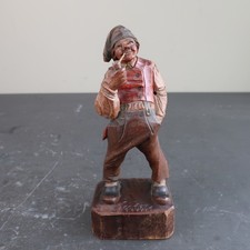 Vintage Tiroler oder Bayrisch geschnitzte Holzfigur Mann, der eine Pfeife raucht