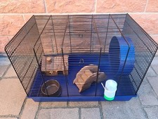 Kleintiergehege Mit Inventar Aus Holz , Blau, Metallgitter, 50×32cm