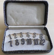 12 Tischzahlen Platzzahlen aus fein verziertem Metall in Schmuckschatulle - alt