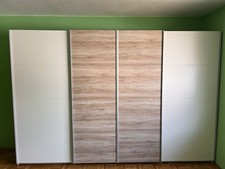 Großer Kleiderschrank mit